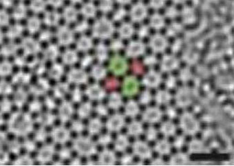 Elektronenmikroskopische Aufnahme: Die Atomstruktur von Glas gleicht einem unregelmäßigem Netz verschiedener Polygone. Die Wissenschaftler konnten zeigen, wie sich bei der Deformation Atome aus einem Feld aus Fünf- und Siebenecken zu einer Konstellatio