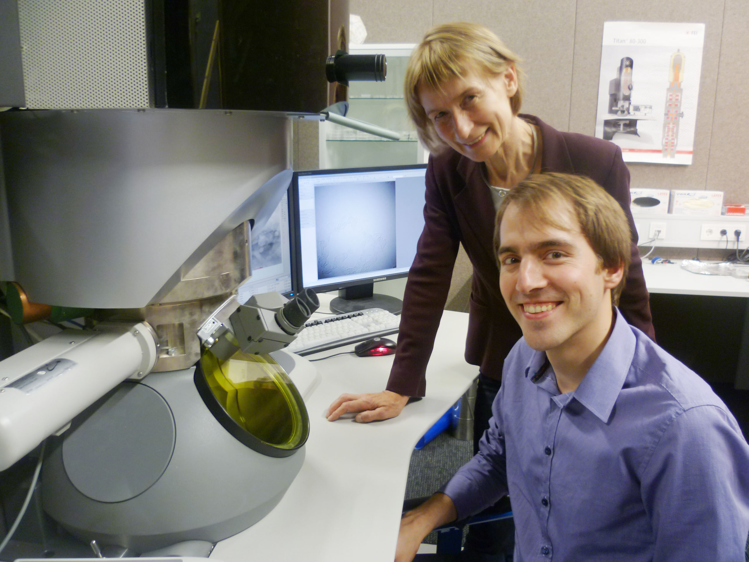 Professor Ute Kaiser und Doktorand Simon Kurasch, arbeiten am höchst auflösenden Transmissionselektronenmikroskop.