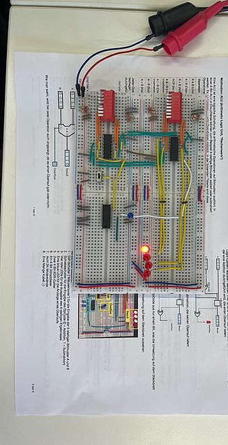 Steckplatte bei Unikurse Mathematik zum Thema: Wie funktioniert ein Computer?