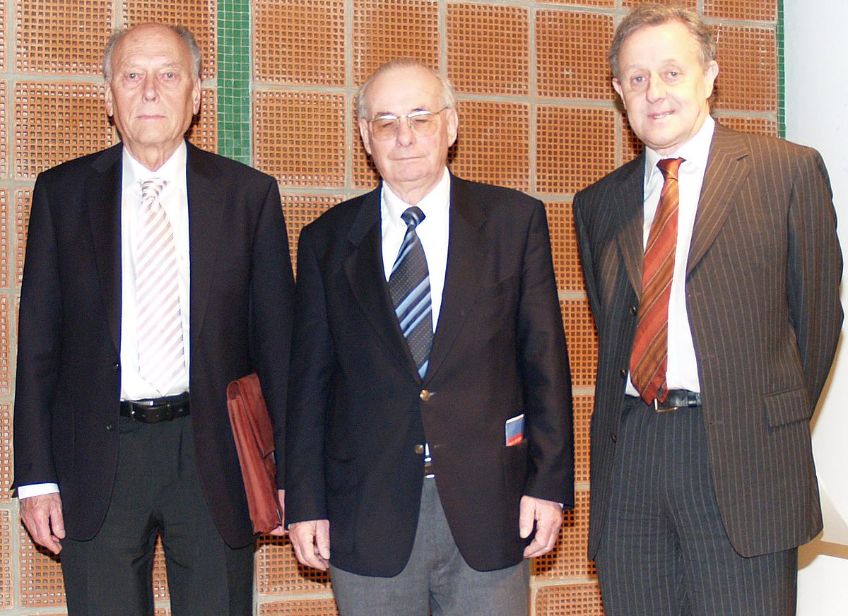 Prof. Hans Helmut Kornhuber (links) beim Symposium anlässlich seines 80. Geburtstages im Vorjahr mit (von links) Altrektor Prof. Detlef Bückmann und seinem Nachfolger auf dem Lehrstuhl für Neurologie, Prof. Albert Ludolph