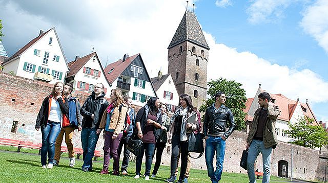 Studierendengruppe vor der Stadtmauer in Ulm