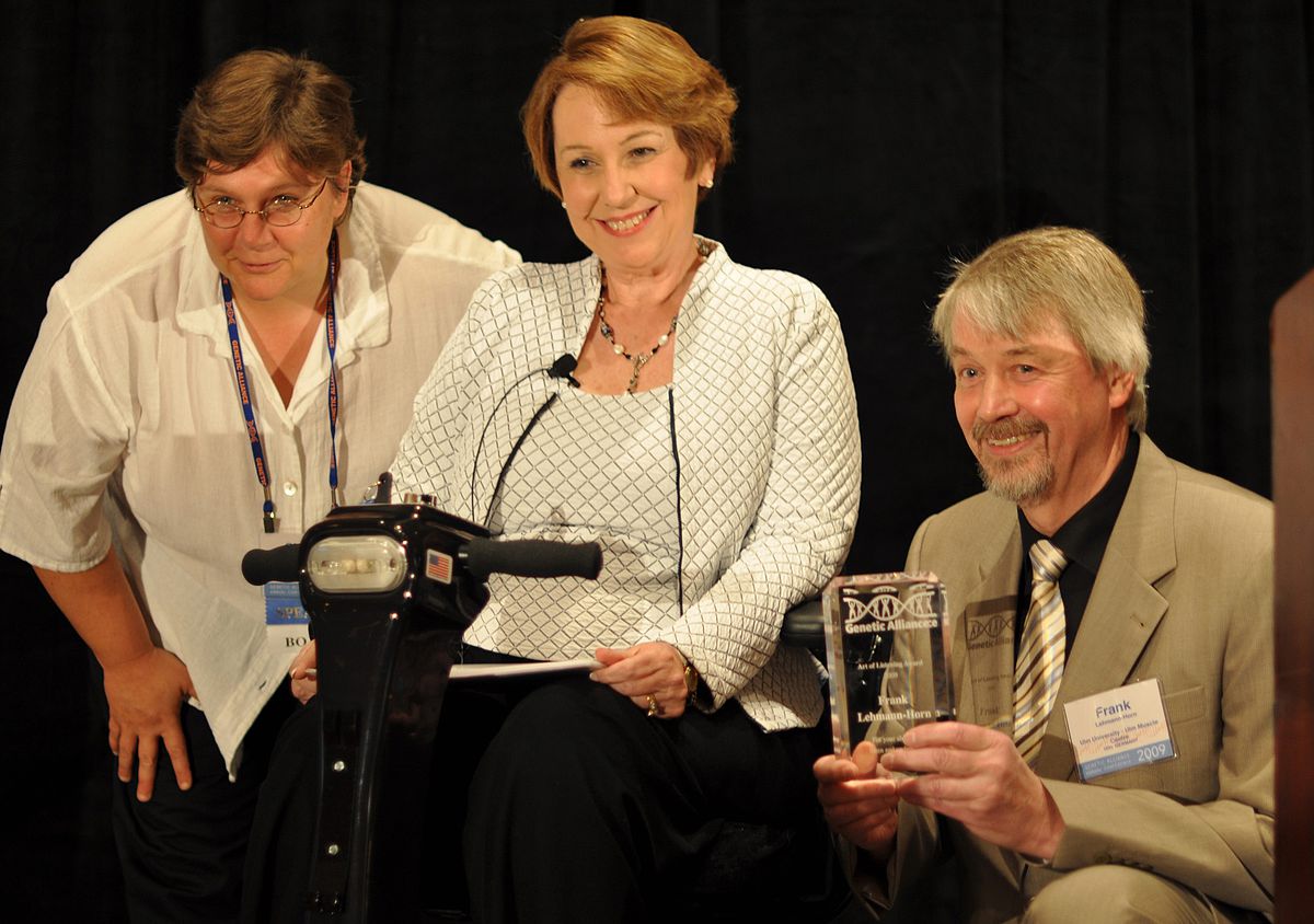 Bei der Verleihung des Art-of-Listening Award an Professor Frank Lehmann-Horn in Washington: Sharon Kardia von der Genetic Alliance (links) und Linda Feld von der Periodic Paralysis Association zeichneten den Ulmer Wissenschaftler bei der Jahrestagung ihr