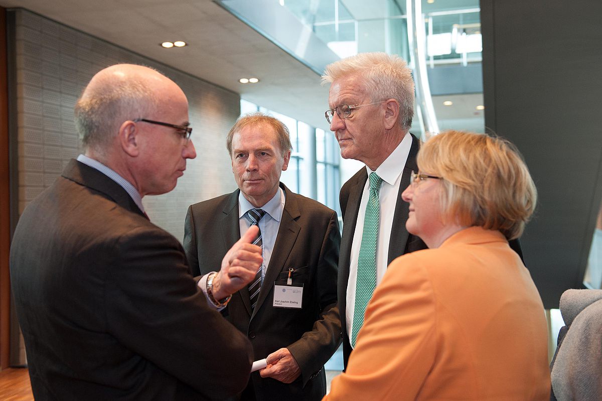 Auch im Labor des Stammzellforschers Prof. Hartmut Geiger (rechts) informierten sich Winfried Kretschmann (Mitte) und Wissenschaftsministerin Theresia Bauer (2.v.l.) über Ulmer Forschungsaktivitäten
Ministerpräsident Winfried Kretschmann (2.v.r.) und 