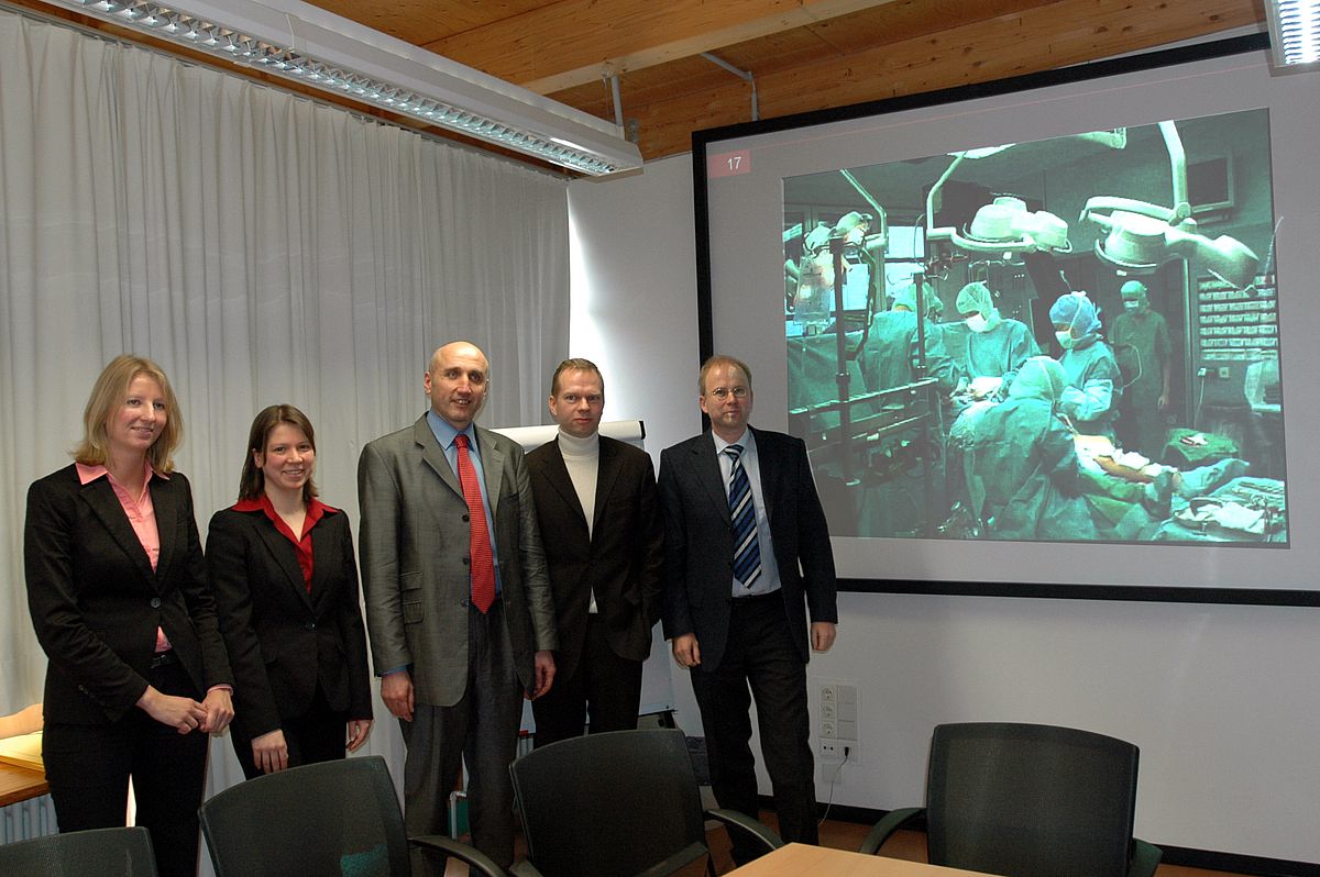 Sie entwickelten das neue computergestützte Navigationssystem für Bypass-Operationen: (v.l.) die Diplom-Physikerinnen Christine Hartung und Claudia Gnahm, Herzchirurg PD Dr. Reinhard Friedl, der Radiologe PD Dr. Martin Hoffmann und Projektleiter Prof. K