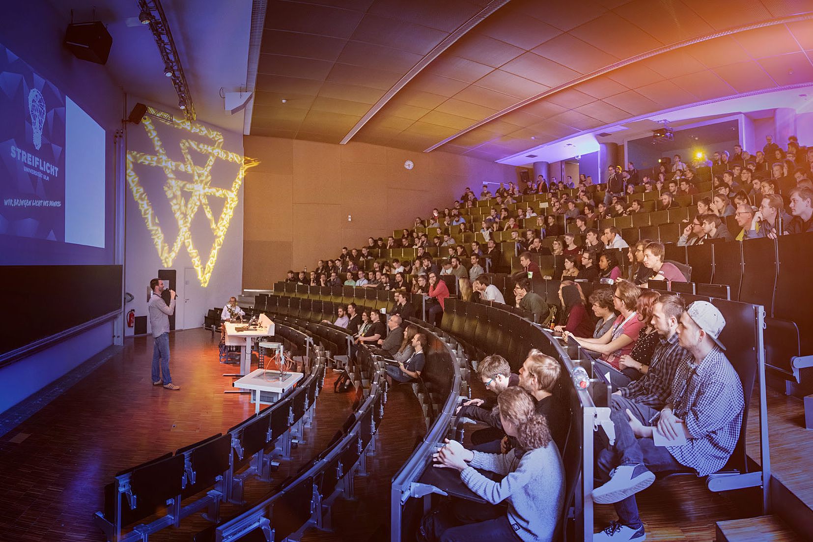 Studierende bei Präsentation