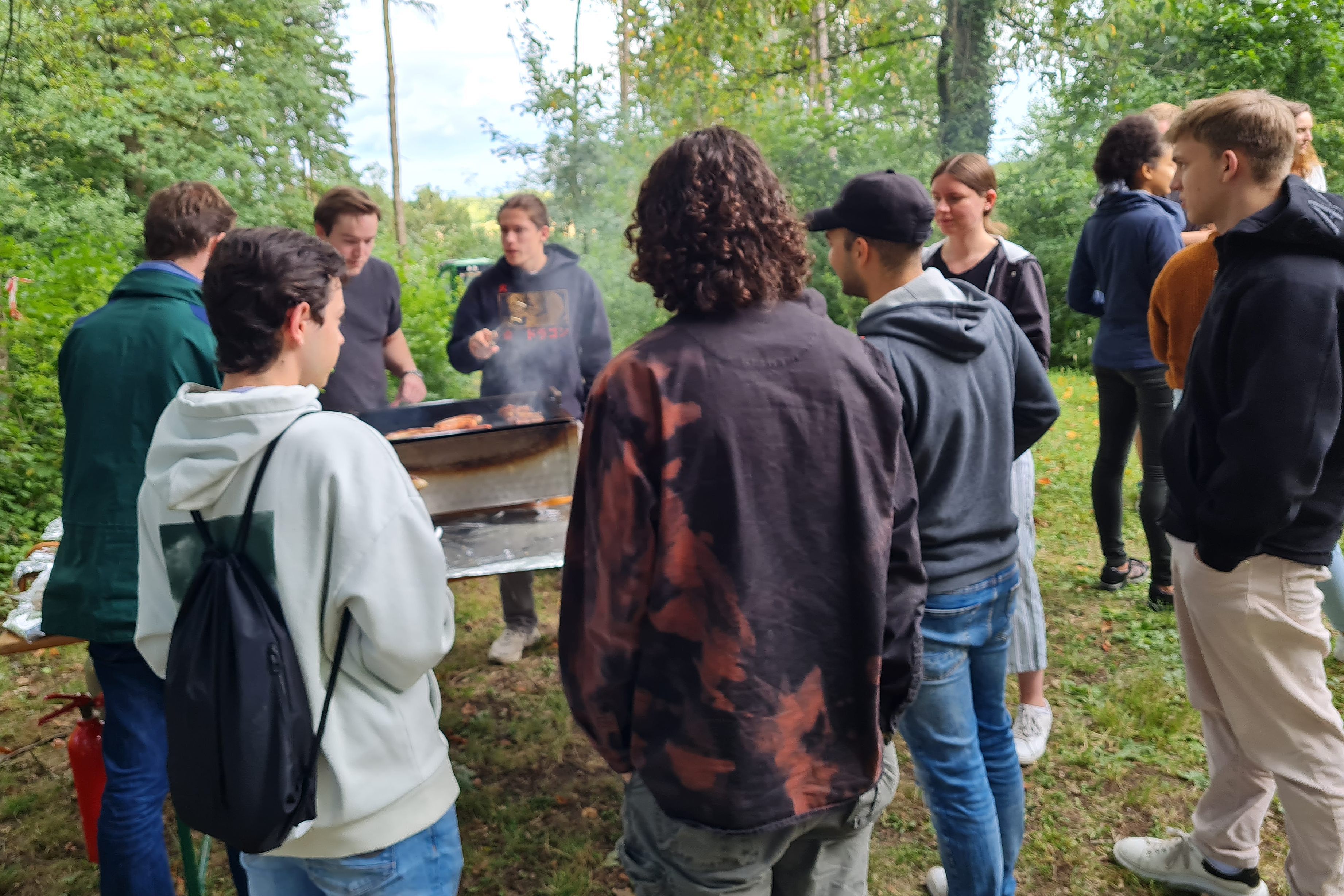 [Translate to English:] Sozial Event beim MaWi Summer Camp - Grillen an der Uni mit Studieninteressierten, Dozenten, Studierende zum intensiven Austausch