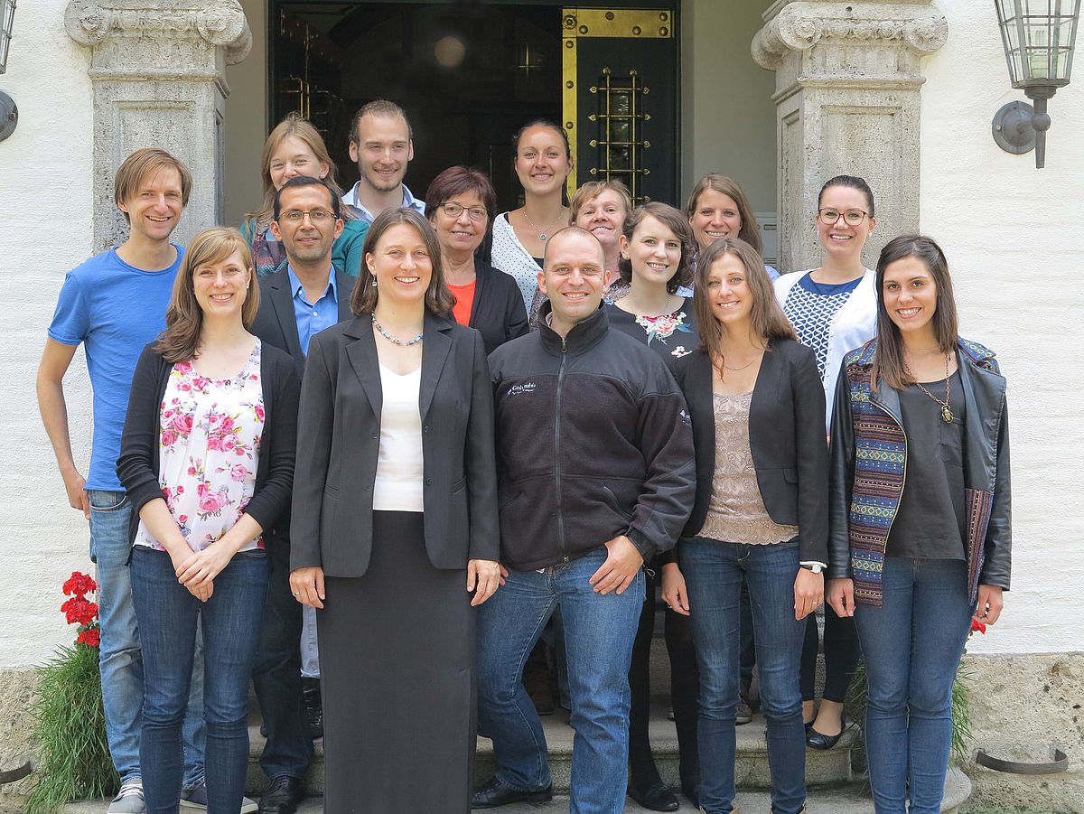 Die Arbeitsgruppe von Prof. Iris-Tatjana Kolassa (1. Reihe, 2.v.l.) mit den Autoren Christina Böck (2. Reihe, 2. v.r.) und Alexander Karabatsiakis (1. Reihe, 3. v.l.)