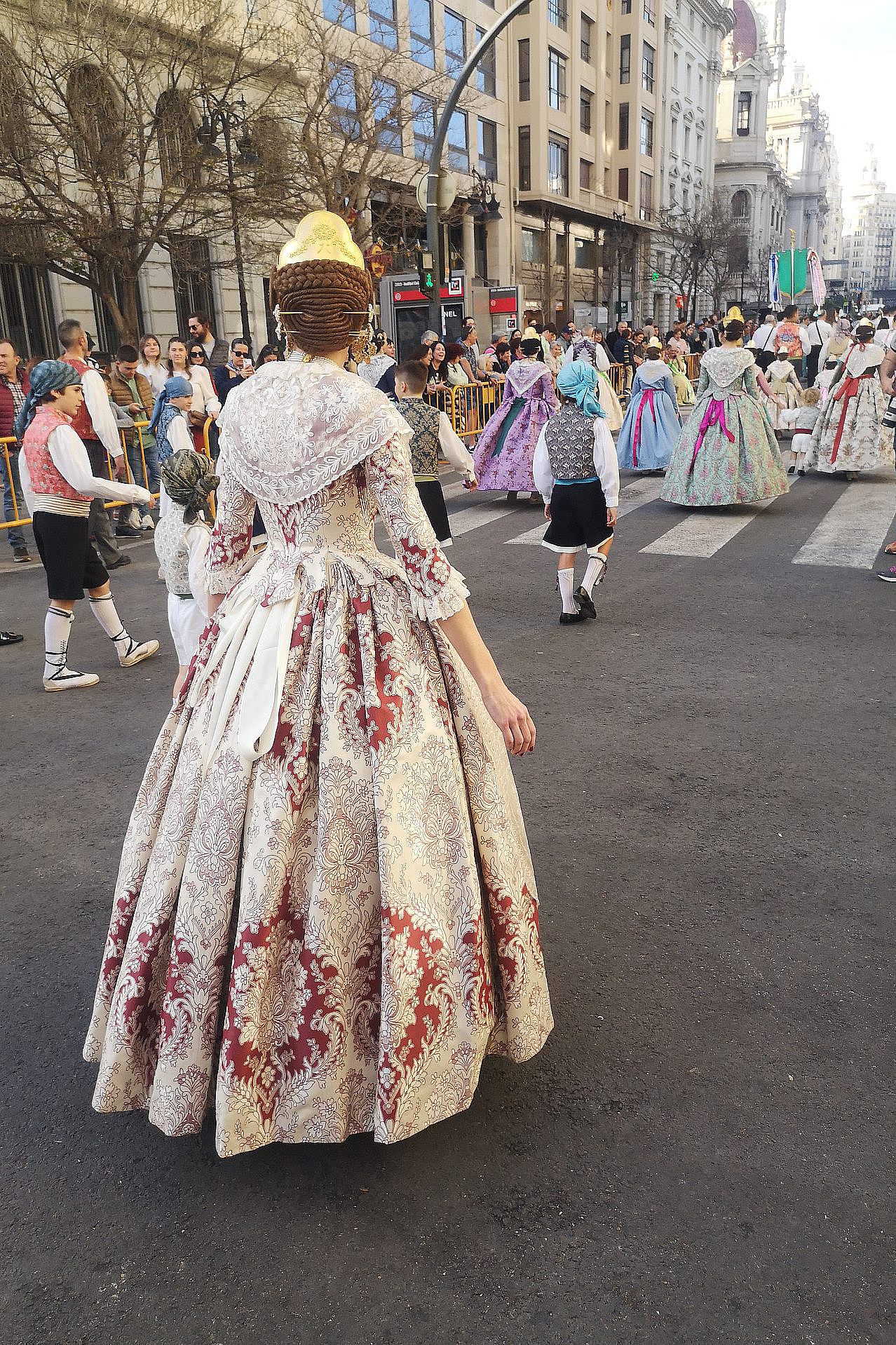 Traditionelle Bekleidung beim Umzug Fallas