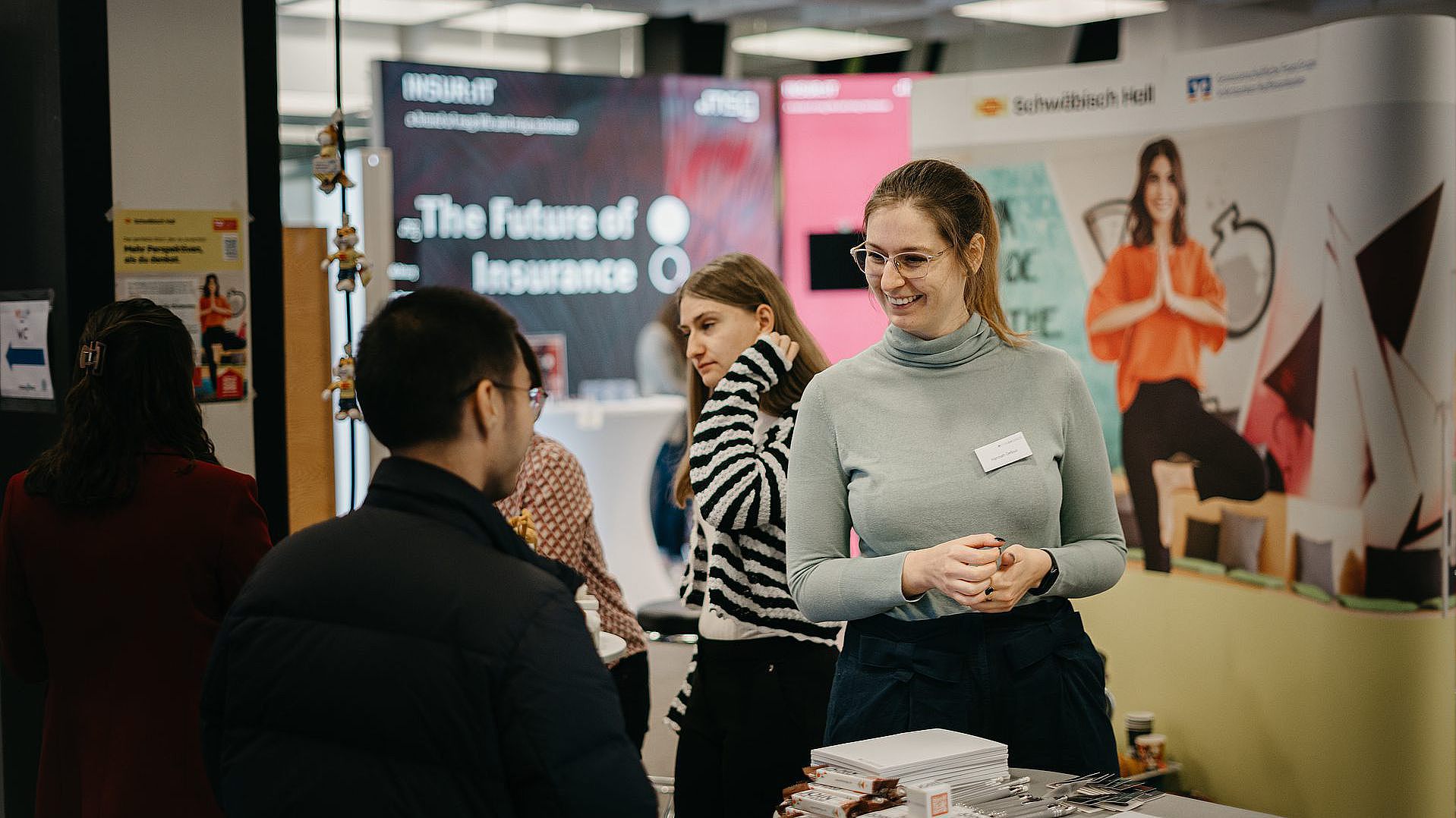 Studierende sprechen mit Firmenvertreterinnen auf dem WiMa-Kongress 2024 