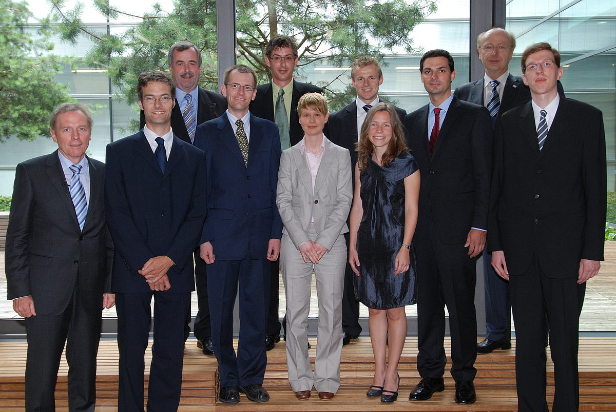 Universitätspräsident Prof. Karl Joachim Ebeling (ganz links) und UUG-Vorsitzender Hans Hengartner (3.v.l.) mit den Empfängern der acht Promotionspreise und Festredner Dr. Siegfried Dais, Stellv. Vors. der Geschäftsführung der Robert Bosch GmbH Stutt