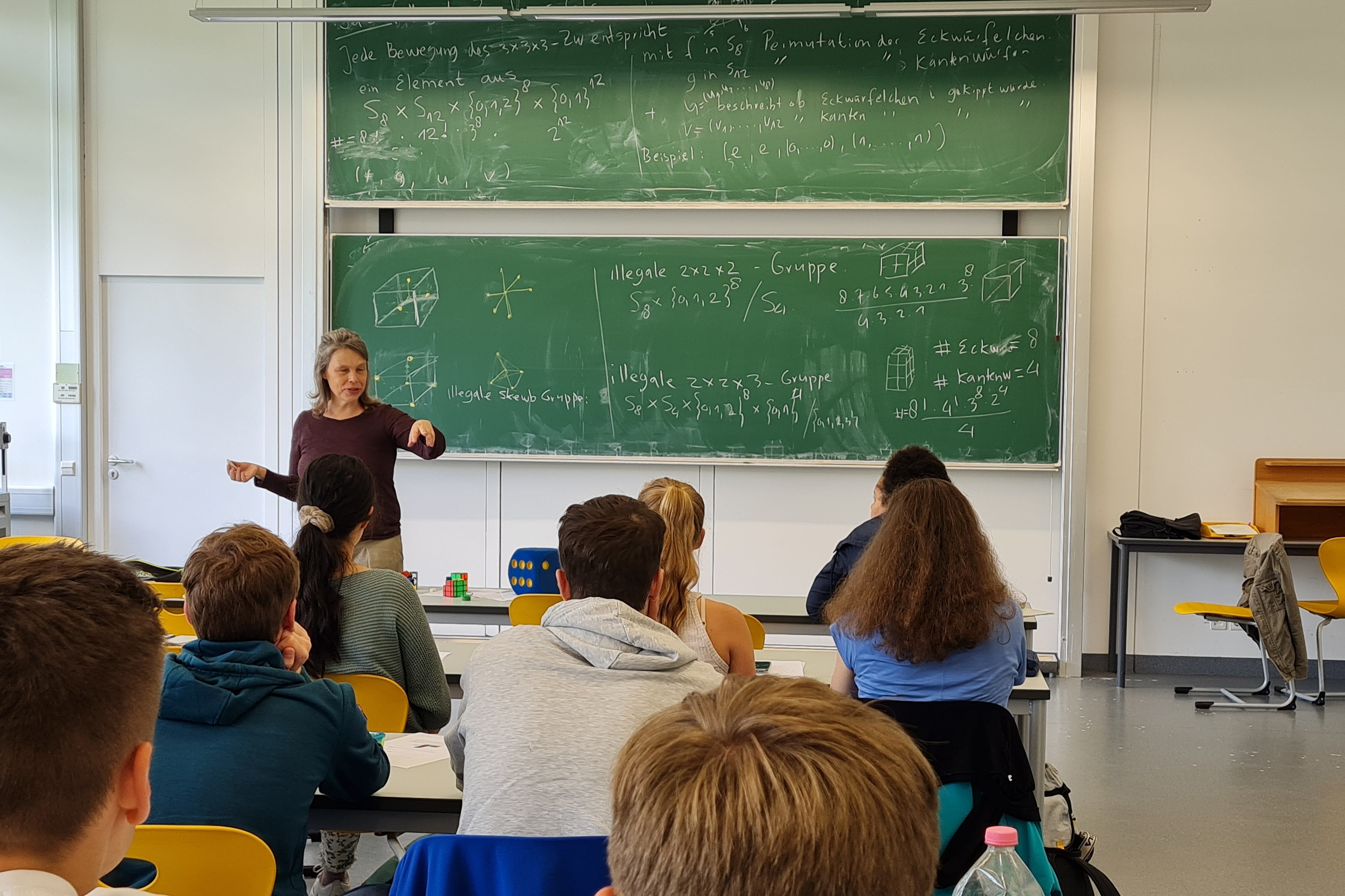 Der Zauberwürfel - Frau Prof. Dr. Irene Bouw erklärt im Rahmen des MaWi Summer Camps die Mathematik des Zauberwürfels an der Uni Ulm