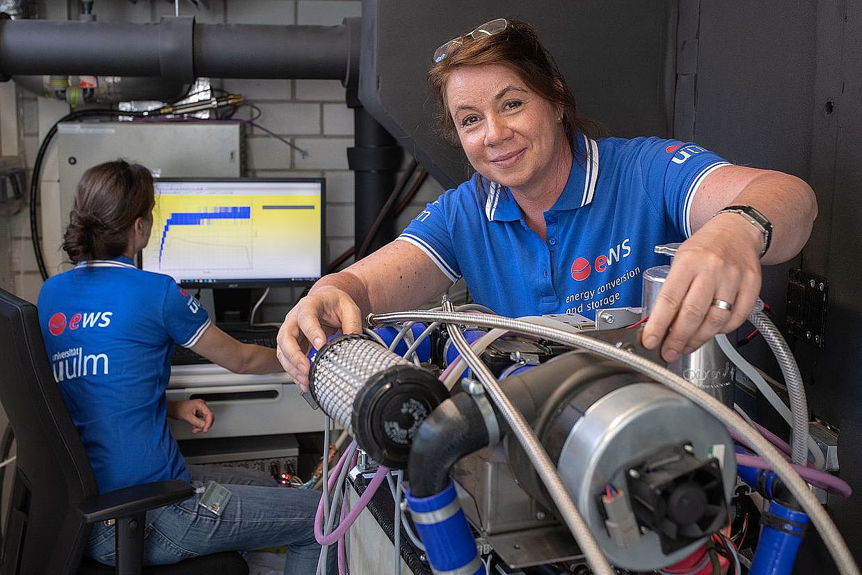 Dr. Caroline Willich und Dr. Christiane Bauer mit einer Brennstoffzelle