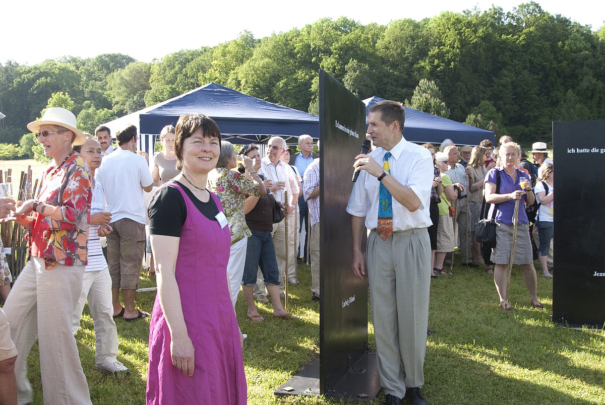 Wegweiser führen durch die Ausstellung der Konzept-Künstlerin Dr. Marlies Obier 
Am „Literarischen Ort“ stärkten sich die Besucher der Ausstellungseröffnung „Was ich in meinem Garten fand“ mit Sekt und Knabbereien. 