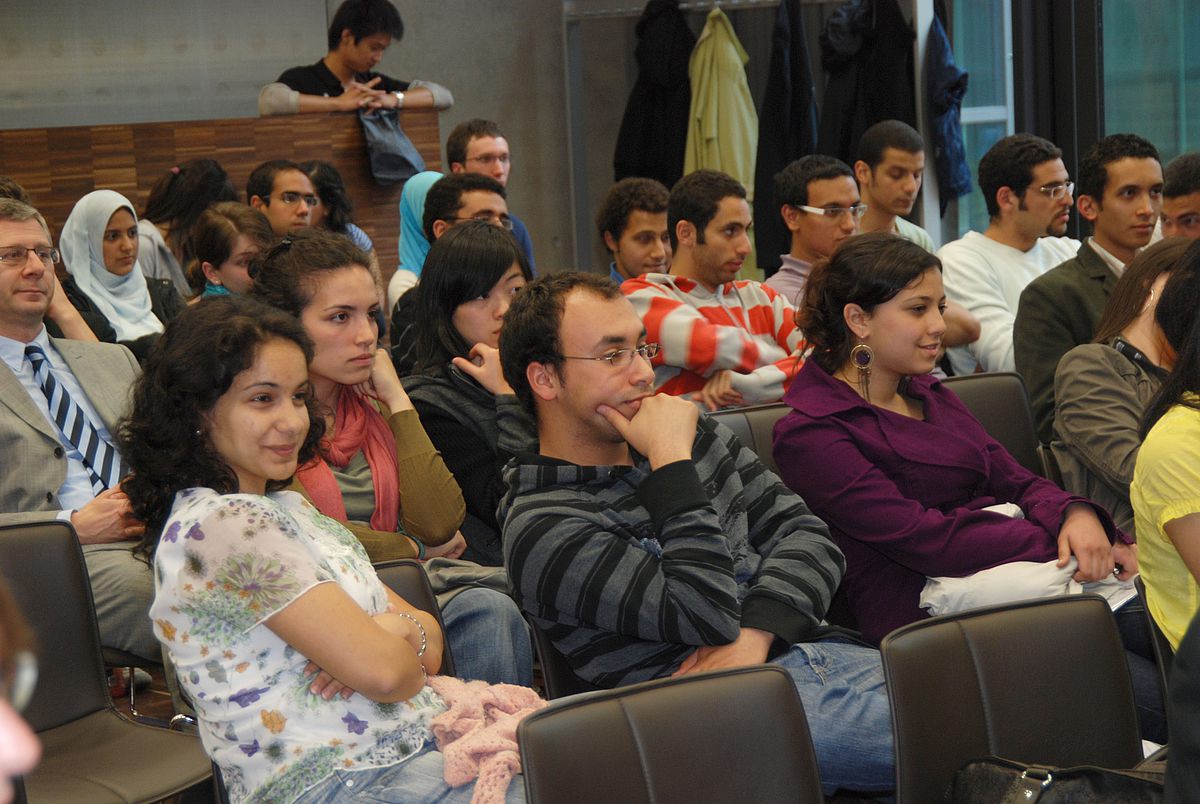 Das International Office informiert über Kurse und vermittelt deutsche „Buddies“, die ausländischen Studierenden mit Rat und Tat zur Seite stehen.

