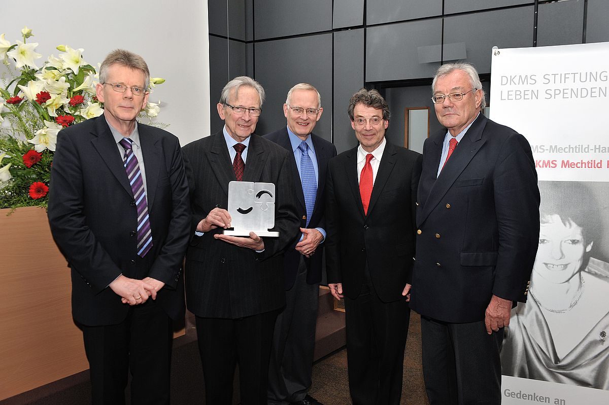 Bei der Preisverleihung in Paris (v.l.n.r.): Prof. Thomas Klingebiel, Prof. Theodor Fliedner, Prof. John  Hansen, Prof.. Dieter Hoelzer und Axel Rodert