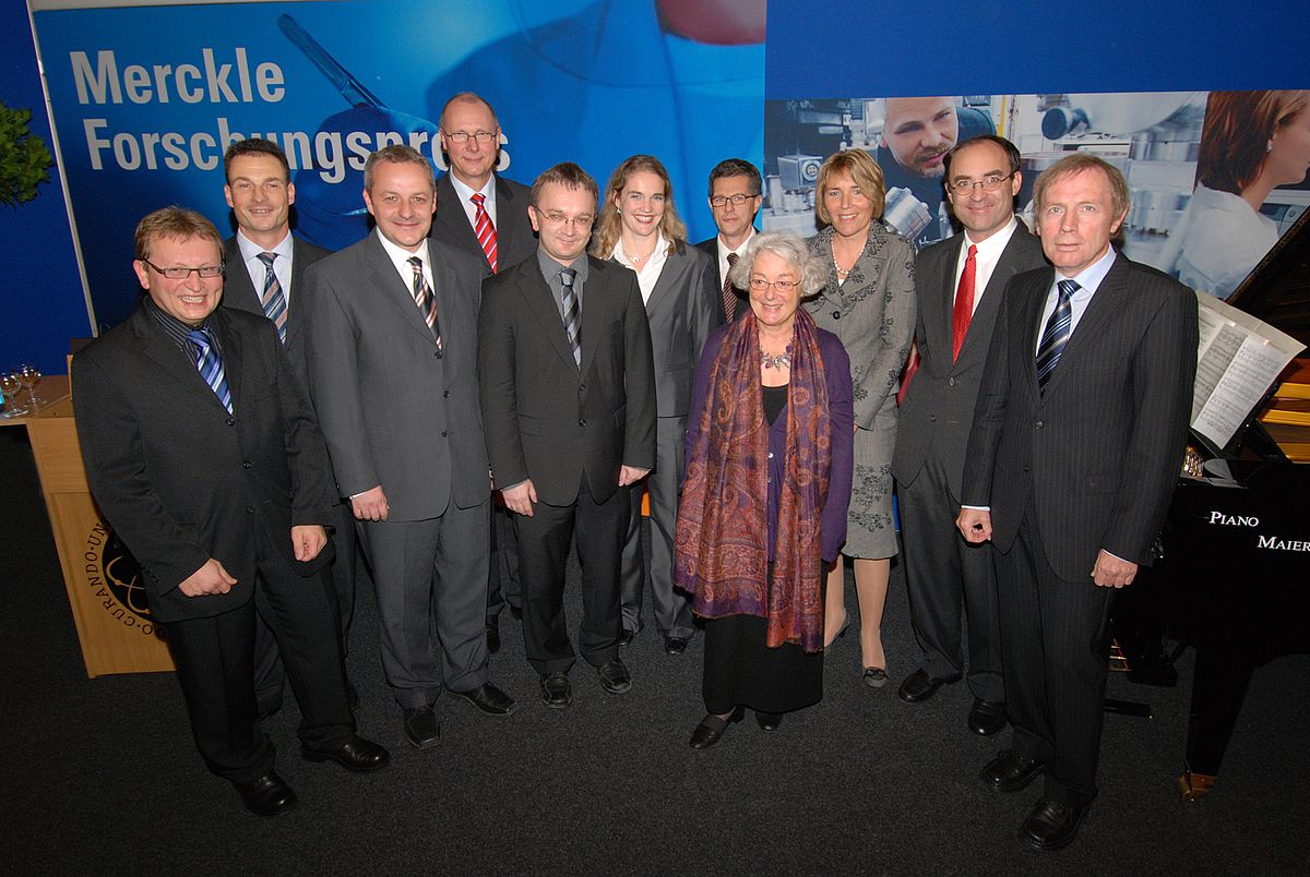 Gruppenbild mit Präsident und Preisträgern: Mitglieder der Stifter-Familie Merckle mit den Wissenschaftlern, die am Montag mit den Merckle-Forschungspreisen ausgezeichnet worden sind. Von links: Dr. Bernd Baumann, Oliver Windholz (ratiopharm), Prof. Dir