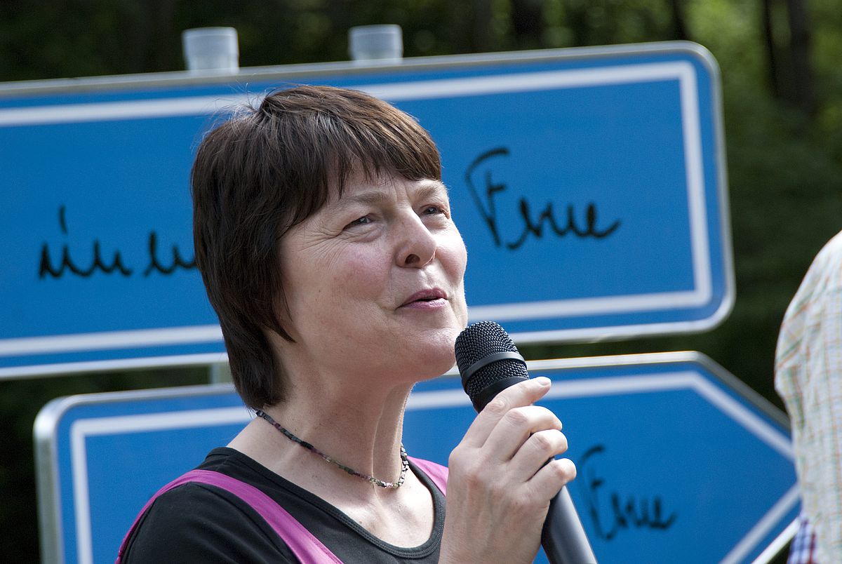 Wegweiser führen durch die Ausstellung der Konzept-Künstlerin Dr. Marlies Obier 
Am „Literarischen Ort“ stärkten sich die Besucher der Ausstellungseröffnung „Was ich in meinem Garten fand“ mit Sekt und Knabbereien. 