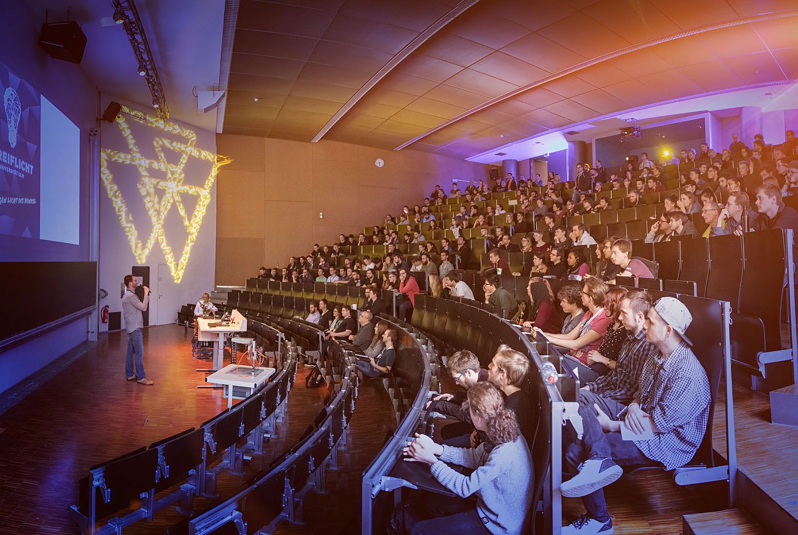 The grazing light in the lecture hall