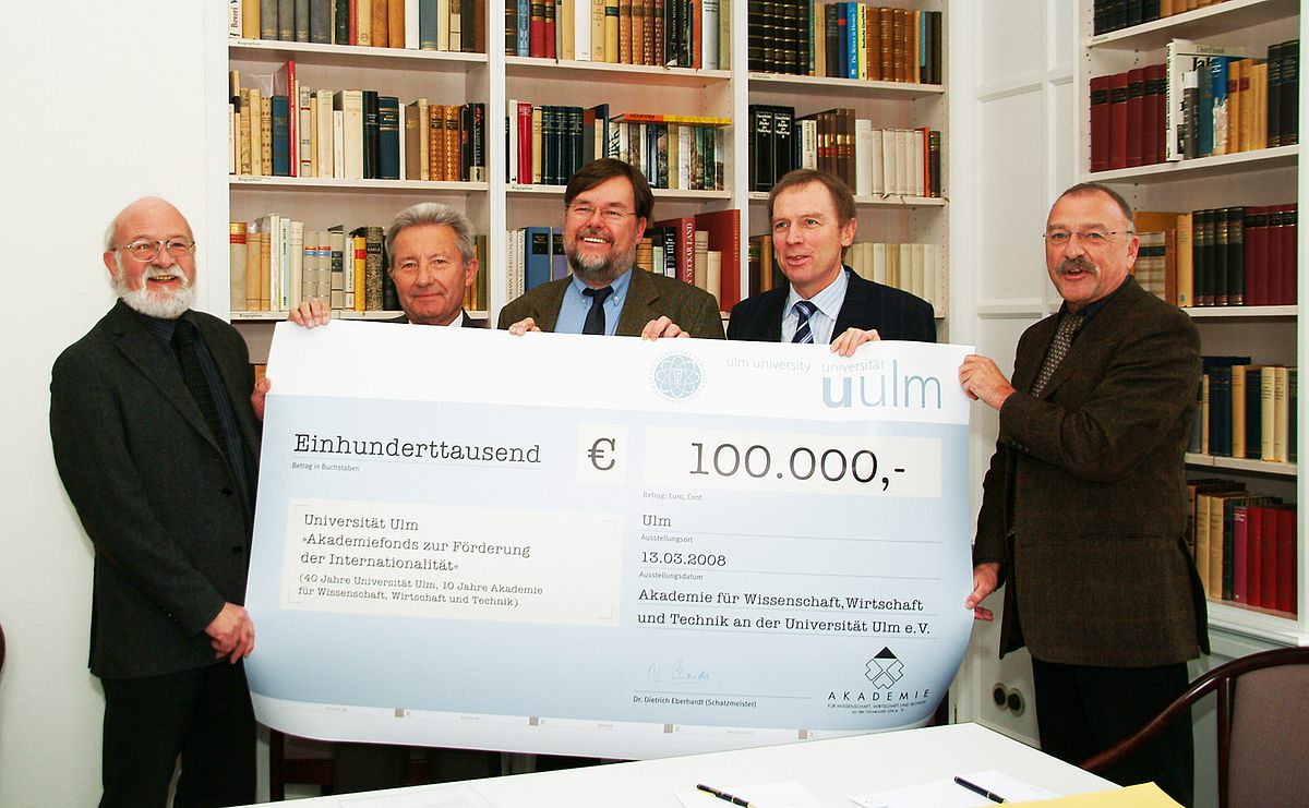 (v.l.) Professor Adolf Grünert (Präsident der Akademie), Uni-Präsident Professor Karl Joachim Ebeling, Professor Hermann Schumacher (Vizepräsident der Akademie), Dr. Dietrich Eberhardt (Schatzmeister) und Heinrich-Roger Staack als Vertreter des Kanzle