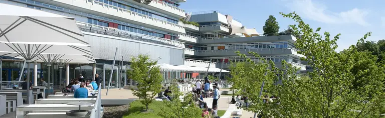 Eingang Süd der Universität Ulm mit Terrasse Eingang Süd der Universität Ulm mit Terrasse