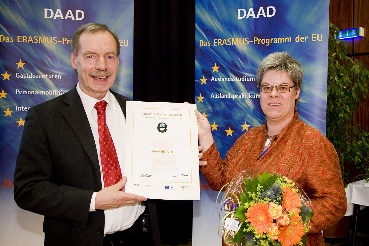 Dr. Sabine Habermalz bei der Auszeichnung durch Dr. Siegbert Wuttig vom DAAD, zugleich Leiter der nationalen Agentut für EU-Hochschulzusammenarbeit.
