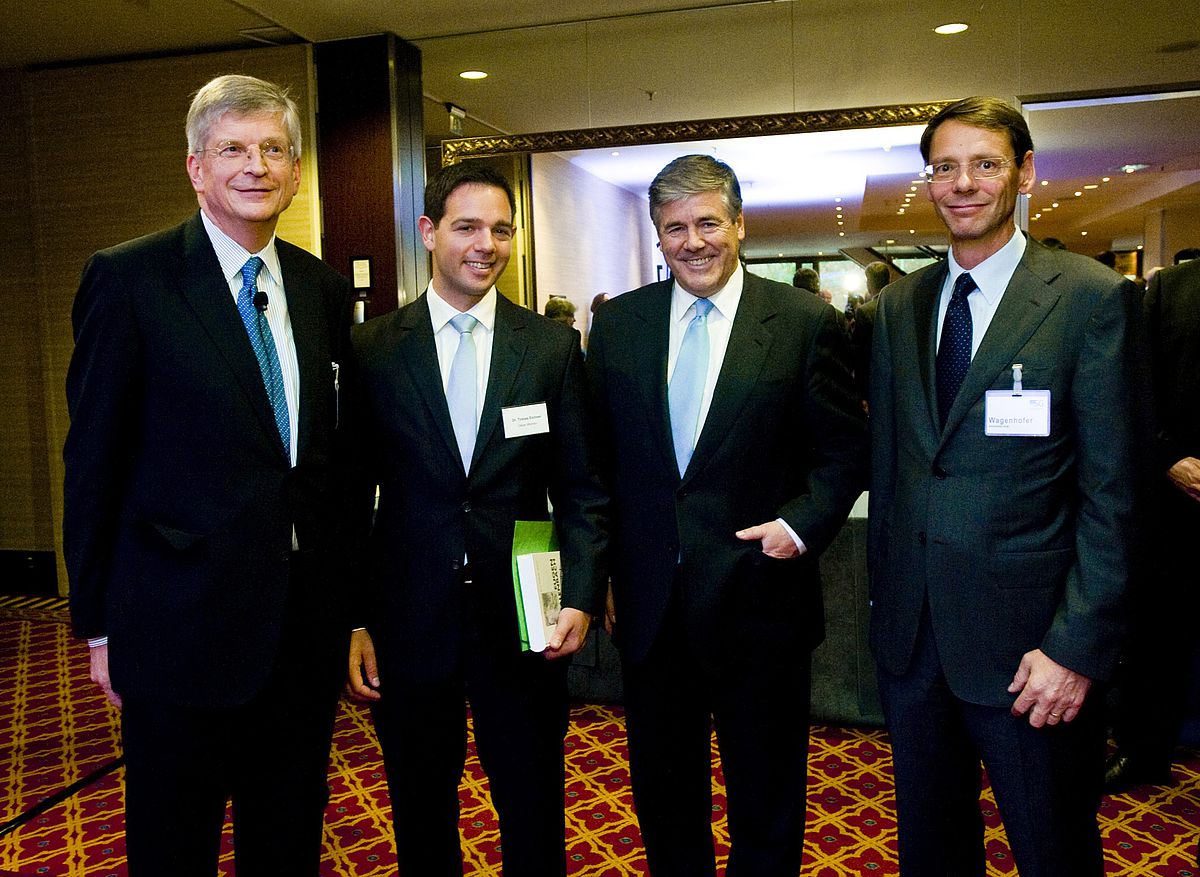 Bei der Verleihung des Schmalenbach-Preises in Frankfurt: (v.l.) Prof. Theo Siegert (Vorsitzender der Schmalenbach-Stiftung), Dr. Tobias Eichner, Dr. Josef Ackermann (Vorstandsvorsitzender Deutsche Bank) und Prof. Alfred Wagenhofer, Vorsitzender der Jury 