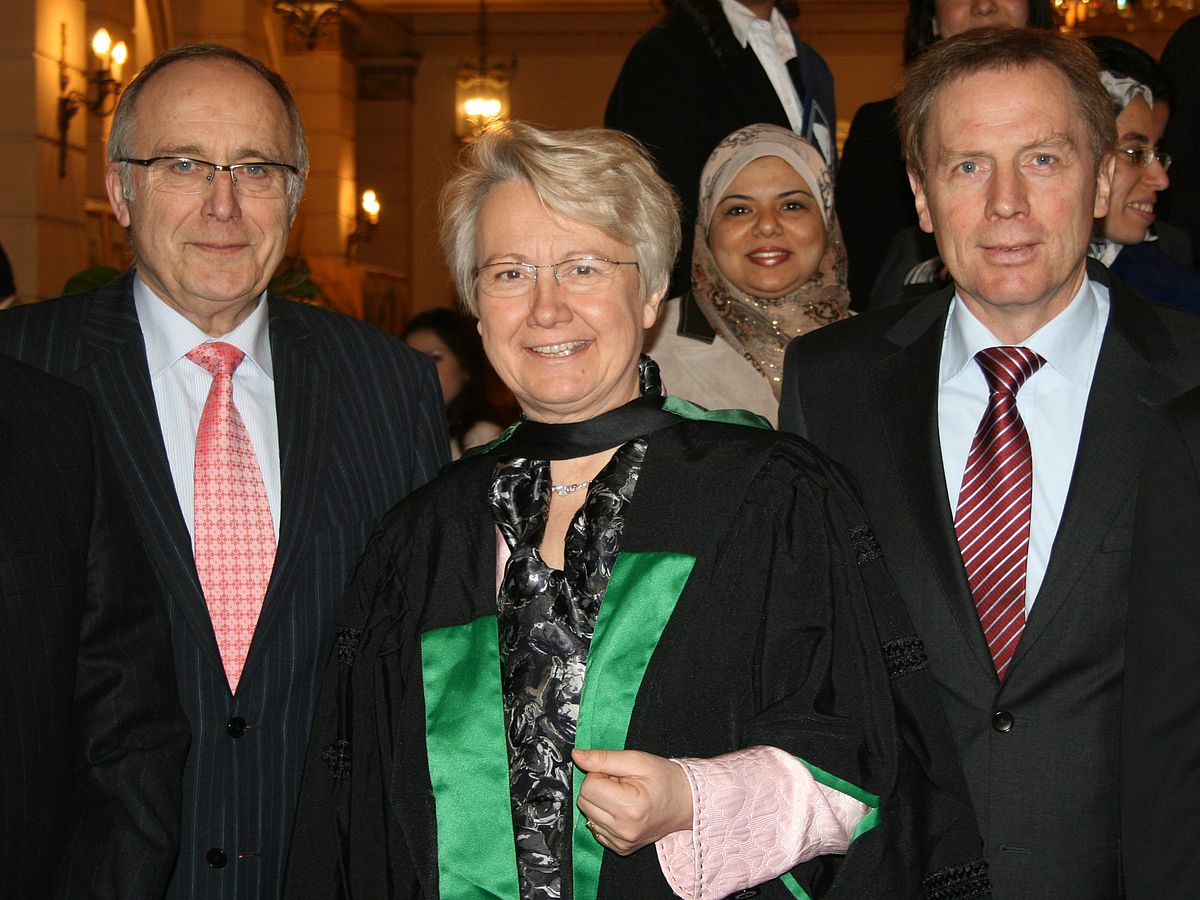 Als erste Frau mit der Ehrendoktorwürde der Universität Kairo ausgezeichnet: Bundesministerin Prof. Annette Schavan. Mit ihr freuen sich darüber beim Festakt in Kairo Ulms Uni-Präsident Prof. Karl Joachim Ebeling (rechts) und Altrektor Prof. Hans Wolf