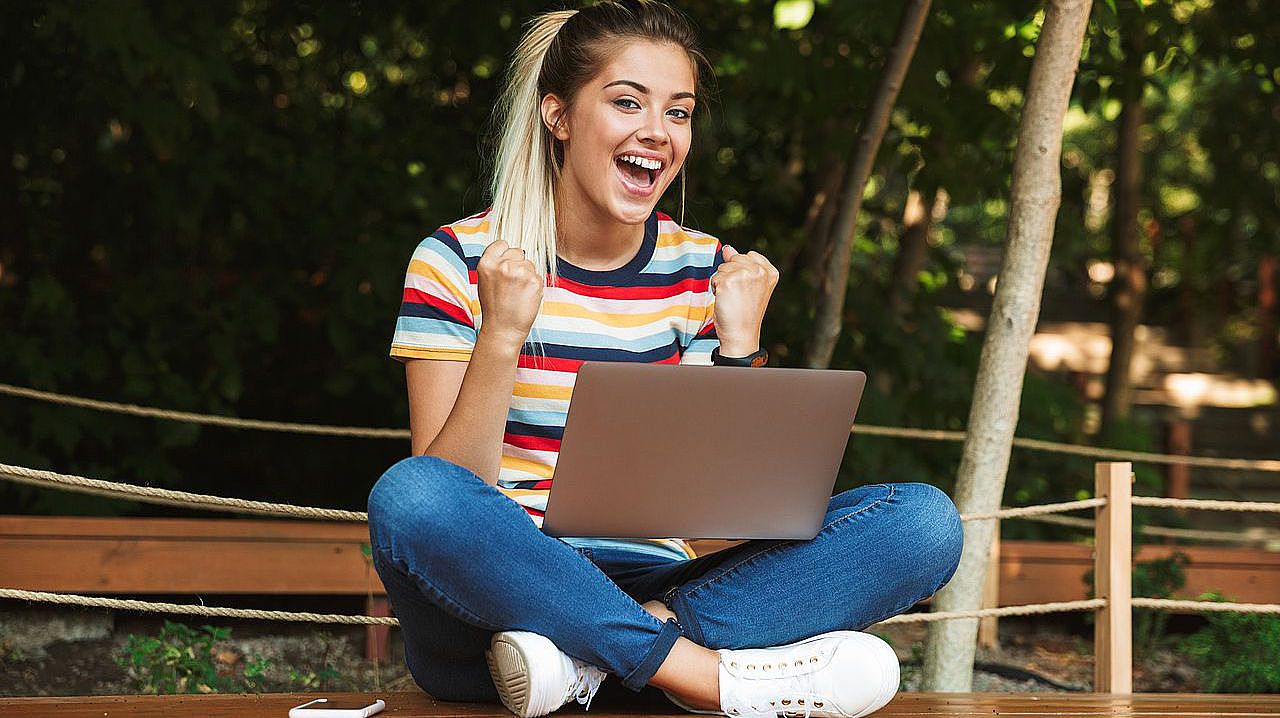 Studierende sitzt am Laptop