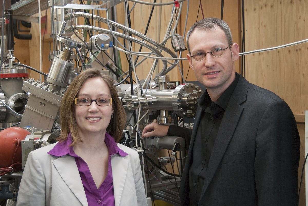 Durchblick im Goldnebel: Professor Thorsten Bernhardt und seine Mitarbeiterin Sandra Lang