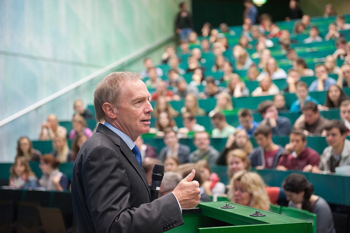 Zahlreiche Erstsemester wurden am Montagmorgen vom Universitätspräsidenten Prof. Karl Joachim Ebeling begrüßt