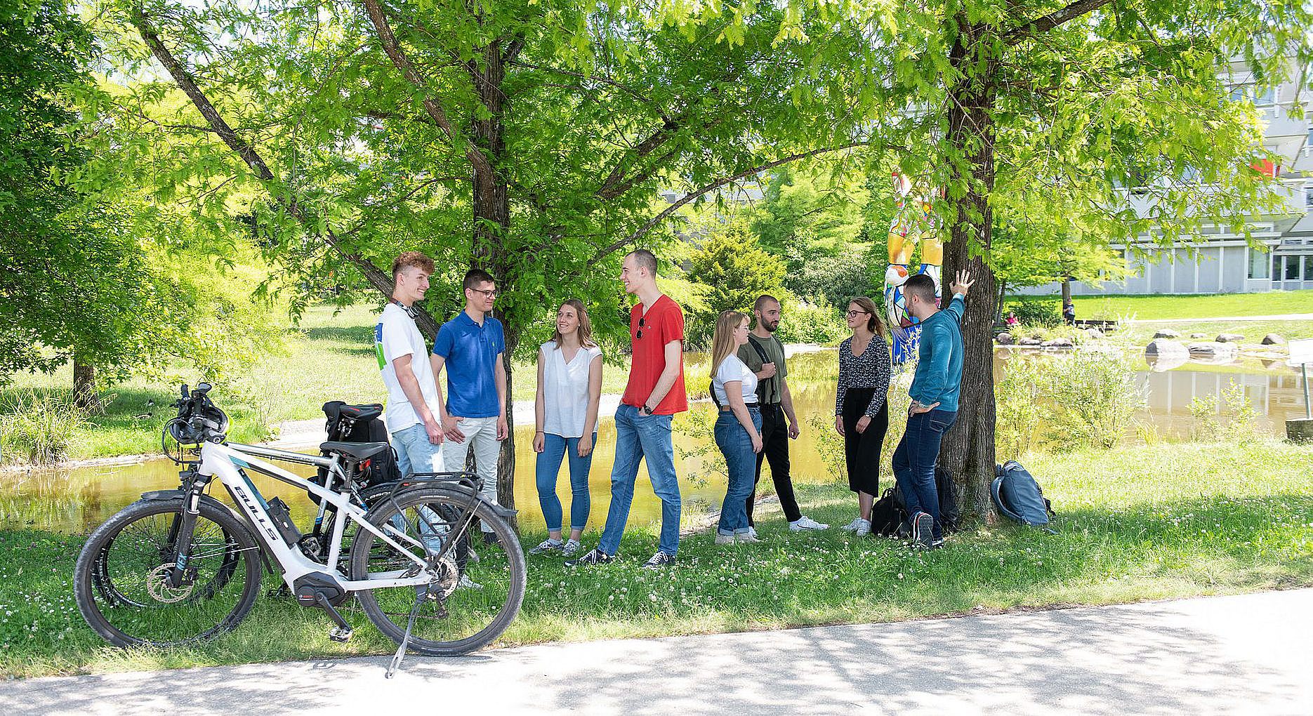 Studierende im Grünen