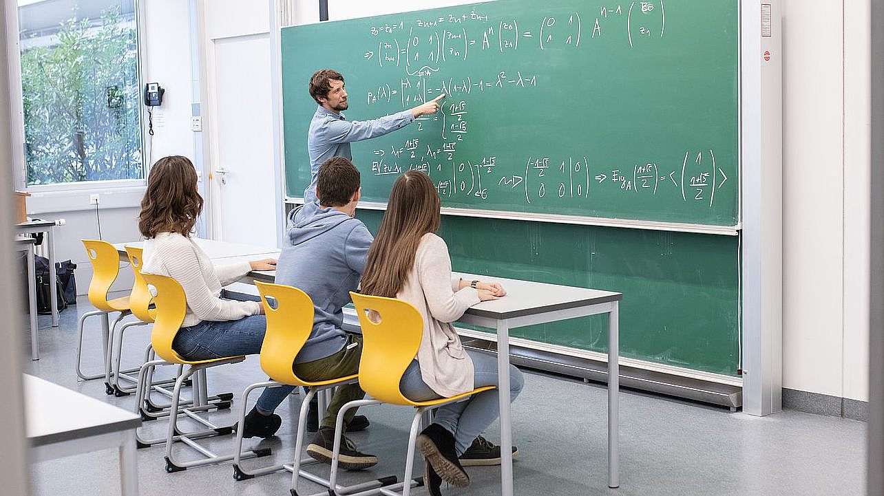 Lehramtsstudierende Mathematik der Uni Ulm im Seminarraum