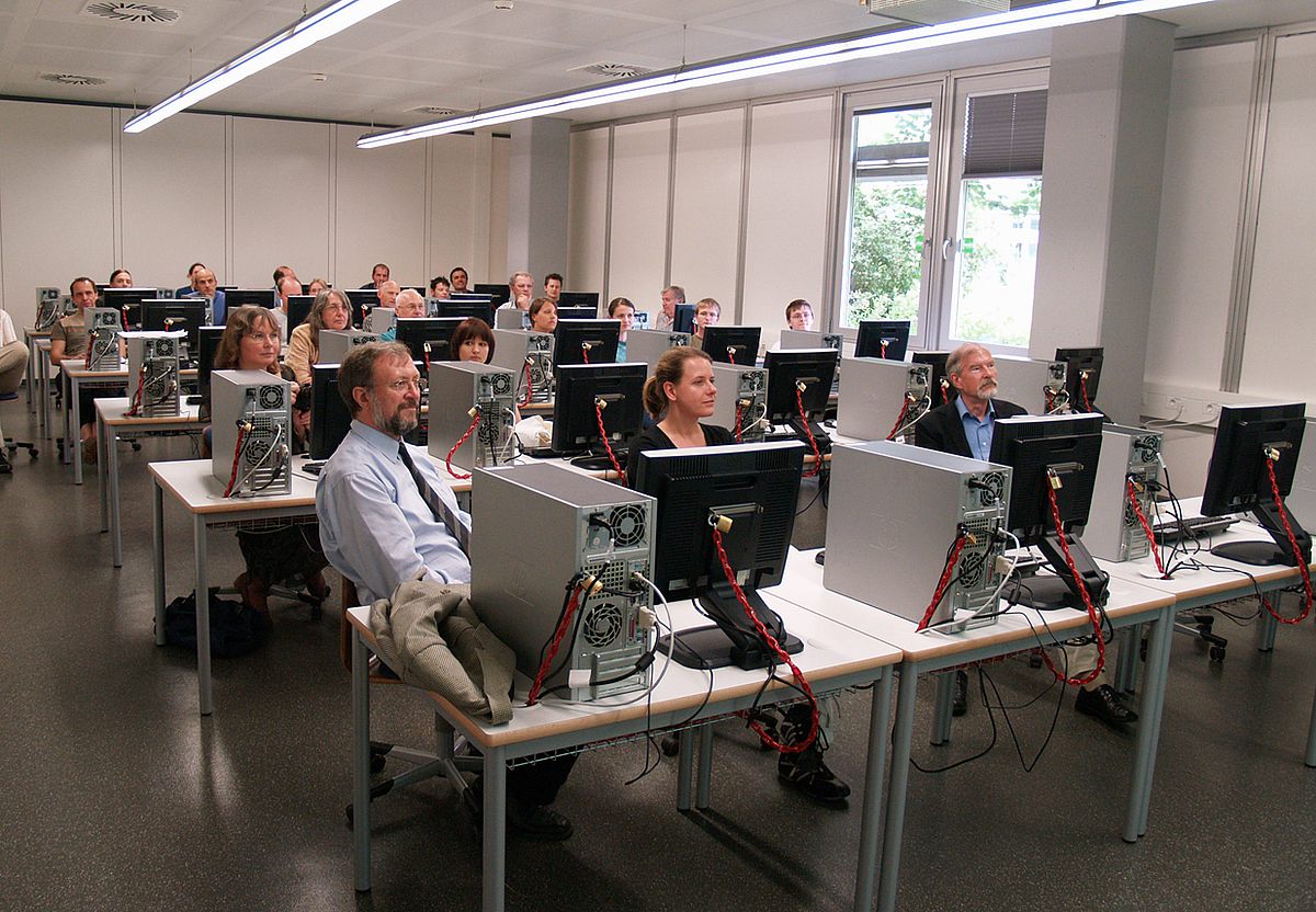 Über das neue Chemie-Computer-Labor freuen sich bei der Übergabe die Beteiligten (v.l.) Professor Hans-Ullrich Siehl (Initiator), Professor Wolfgang Hüttner (Stiftung), Professorin Nicola Hüsing (Studiendekanin), Dr. Jürgen Vogt (Stiftung) und Thomas