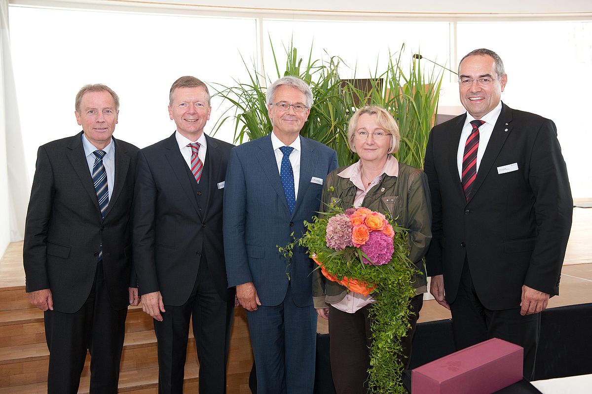 Gelungener Auftakt der Kanzlerjahrestagung (v.l.): Universitätspräsident Prof. Karl Joachim Ebeling, der Ulmer Kanzler Dieter Kaufmann, Prof. Manfred Prenzel (Vorsitzender Wissenschaftsrat), die baden-württembergische Wissenschaftsministerin Theresia B