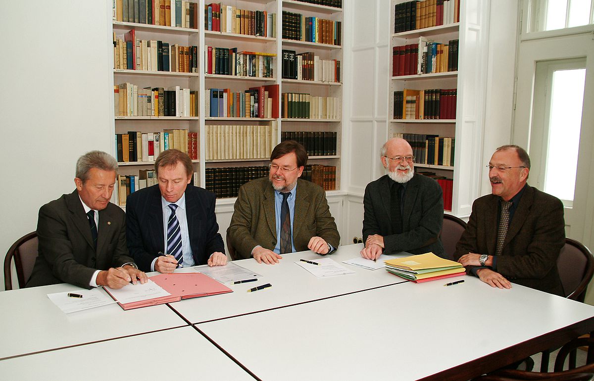 (v.l.) Professor Adolf Grünert (Präsident der Akademie), Uni-Präsident Professor Karl Joachim Ebeling, Professor Hermann Schumacher (Vizepräsident der Akademie), Dr. Dietrich Eberhardt (Schatzmeister) und Heinrich-Roger Staack als Vertreter des Kanzle