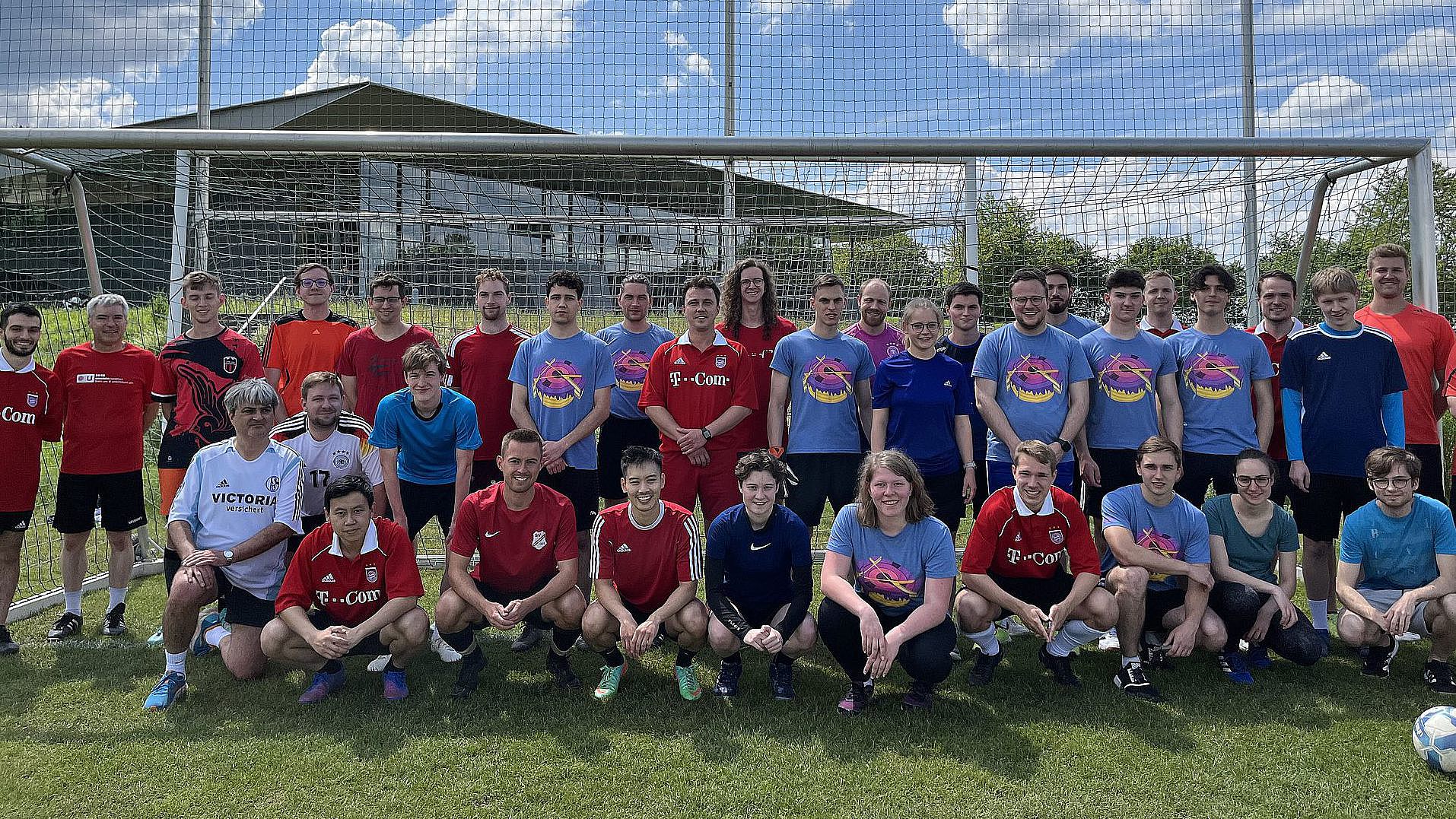 Fußballmanschaft traditioneller Zweitsemesterkick - Studierende gegen Dozierende