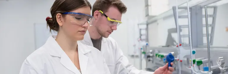 Studierende_Chemielabor_0047 Studierende im Chemielabor führen einen Versuch durch