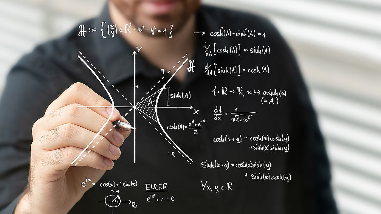 Absolvent an einer Tafel mit mathematischen Formeln