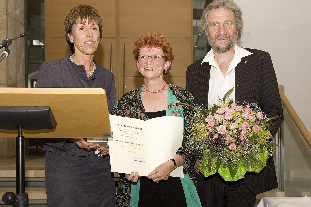 Carmen Stadelhofer (Mitte) ist am Montag das Bundesverdienstkreuz verliehen worden. Die Auszeichung vorgenommen hat Baden-Württembergs Sozialministerin Dr. Monika Stolz. Rechts Stadelhofers Ehemann.