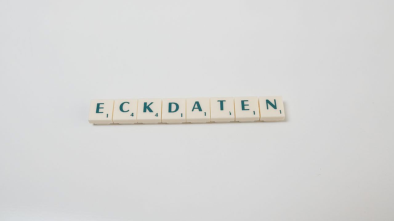 Buchstabenwürfel bilden das Wort Eckdaten