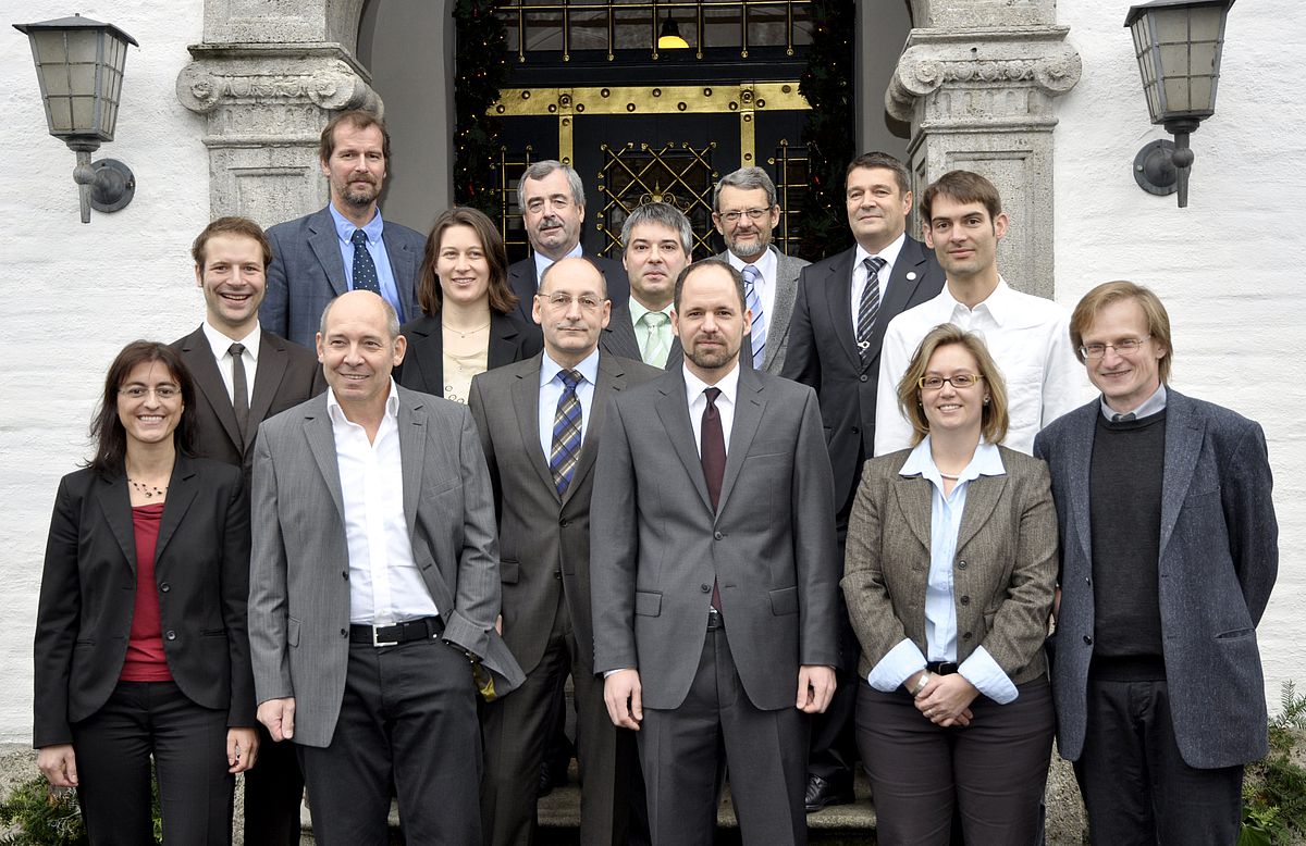 vorne v.li. Prof. Tina Seufert, Prof. Hans-Jörg Fehling, Dr. Carlheinz Röcker, Dr. Christoph Meier, Dr. Sandra Lang, Dr. Hans-Klaus Keul; Mitte v.li. Dr. Winfried Schlee, Prof. Iris Tatjana Kolassa, Dr. Hartmut Lanzinger, Jan-Patrick Elsholz; hinten v.l