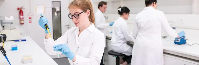 Studierende führen im Labor Versuche mit Spritzen durch