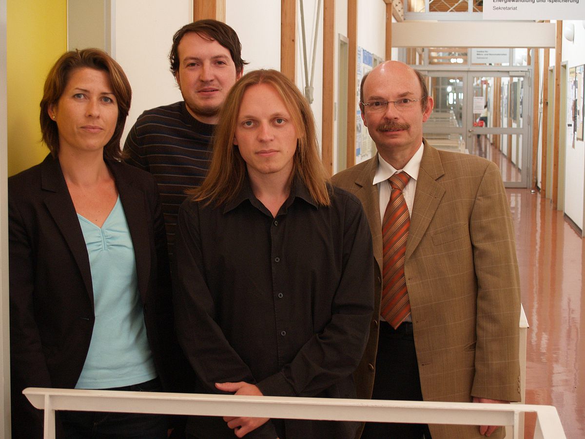 Prof. Reinhard Holl (re.) mit Mitarbeitern seiner Arbeitsgruppe: (v.l.) Dr. Ulrike Hoffmeister, Andreas Hungele und Manuel Staib. Es fehlen Dr. Matthias Grabert und Dr. Gabriele Dieudonne.