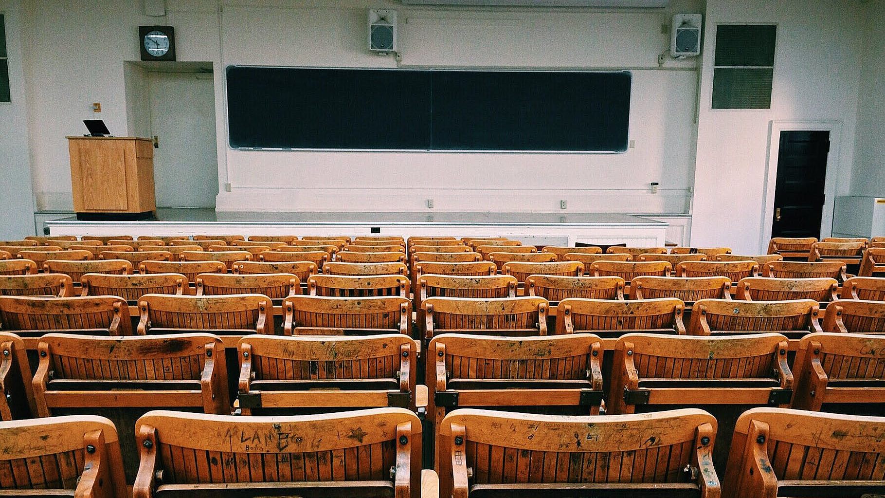 Hörsaal mit Holzsitzen