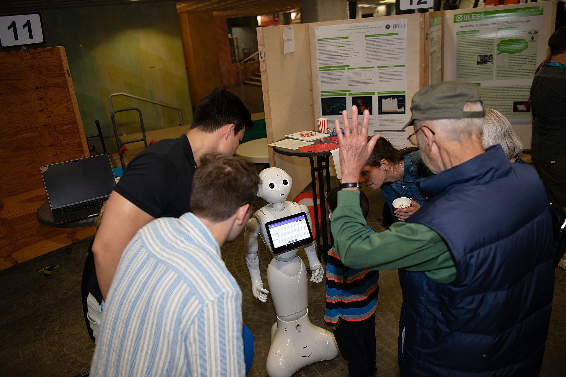 Eye-Tracker-Station mit Roboter Pepper am Langen Abend der Wissenschaft