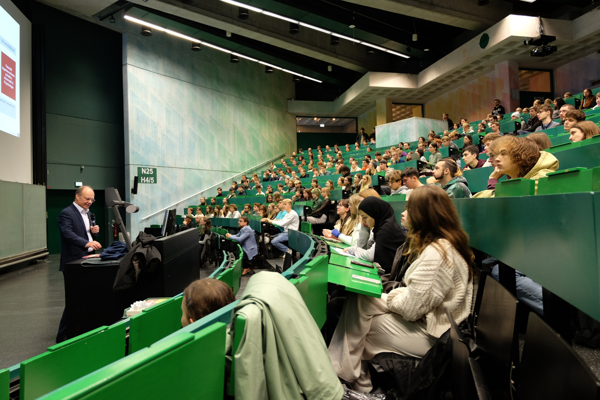 Unipräsident begrüßt Erstsemester