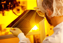 Qualitätskontrolle an der Produktionsanlage: Die organischen Solarzellen werden auf Polyester-Folien aufgedampft