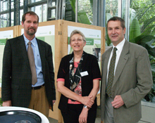 Eröffneten die neue Ausstellung im Botanischen Garten (v.l.): Prof. Axel Groß, Monika Gschneidner (Botanischer Garten) und Prof. Marian Kazda