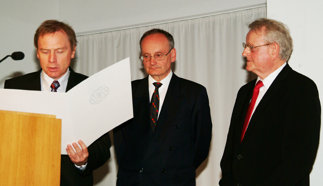 Prof. Klaus Spreemann (re.) mit Uni-Präsident Karl-Joachim Ebeling (li.) und Dekan Prof. Frank Stehling