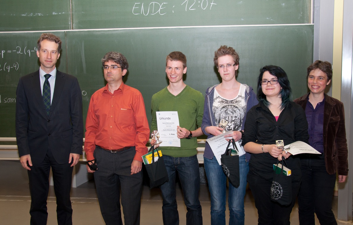 Eingerahmt von Prof. Irene Bouw (re.) und Götz Maier, Südwestmetall Ulm und Prof. Stefan Wewers (v.l.): die Sieger des Einzelwettbewerbs am Tag der Mathematik
